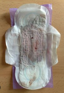 Absorvente sangue escuro e fedido (LEIA A DESCRIÇÃO)