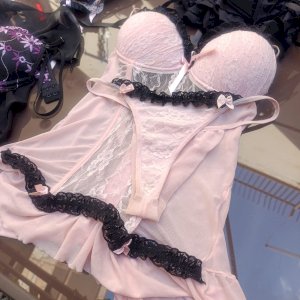 Conjunto rosa claro e preto, usada