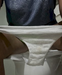 Calcinha de algodão molinha usada bastante no dia a dia, em casa, só de calcinha. 