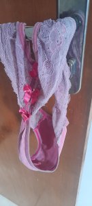 Calcinha fio rosa usada o dia inteiro 