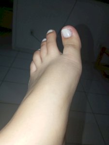 Pé 37 com esmalte branquinho/ aberta negociação 
