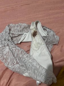 Calcinha branca imunda 