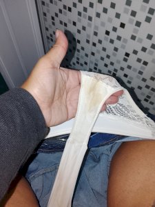 Calcinha branca de renda bem enfiadinha pra dar cheirinho