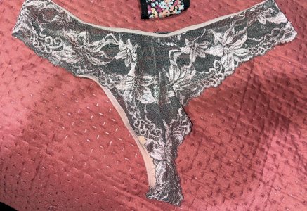 Calcinha de renda cinza e rosa usada por 3  semanas. Leia descrição 