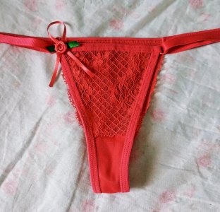 Calcinha vermelha com meu cheirinho 