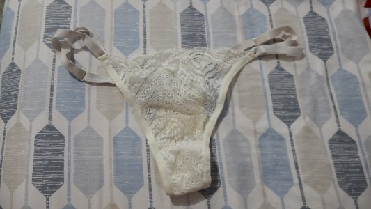 Calcinha branca usada