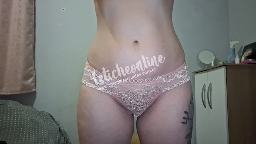 Calcinha toda em renda, modelo shortinho, cor rosinha claro, enfiadinha no bumbum, deixando ele super sexy