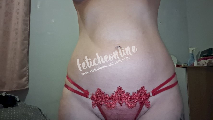 Calcinha vermelha, detalhe com 2 tirinhas de cada lado, fio dental toda em tule transparente, detalhes em renda na frente