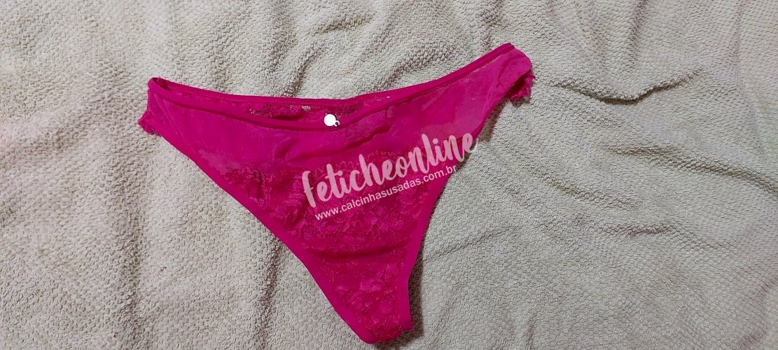 Calcinha de renda rosa bem usada