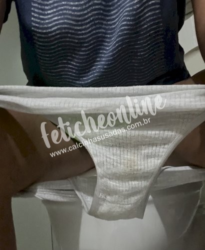 Calcinha de algodão molinha usada bastante no dia a dia, em casa, só de calcinha. 