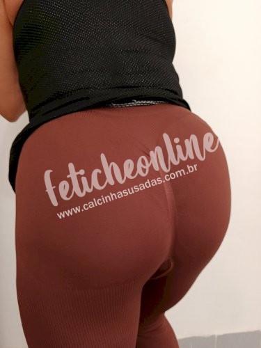 CALÇA E CALCINHA APÓS A ACADEMIA.