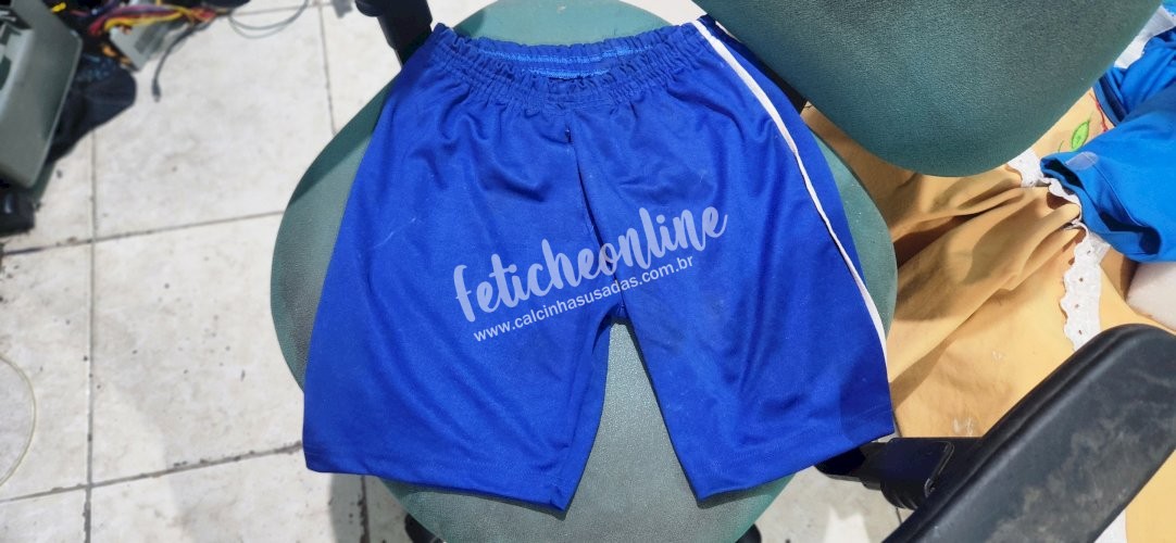 Short estilo colegial azul em helanca descosturado na frente pra fazer amor sem tirar!