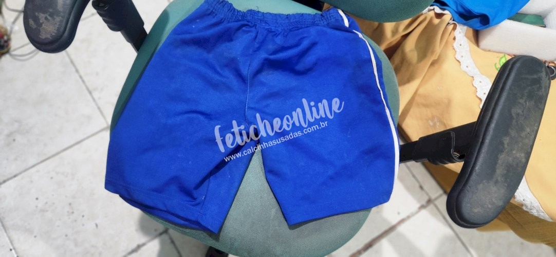 Short estilo colegial azul em helanca descosturado na frente pra fazer amor sem tirar!