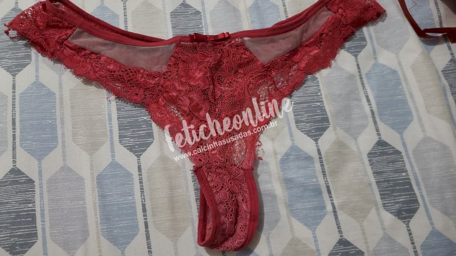 Calcinha vermelha usada