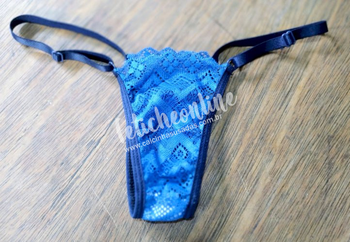 Calcinha azul de rendinha com muito cheirinho