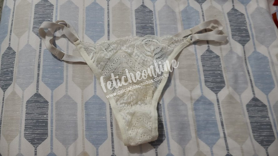 Calcinha branca usada