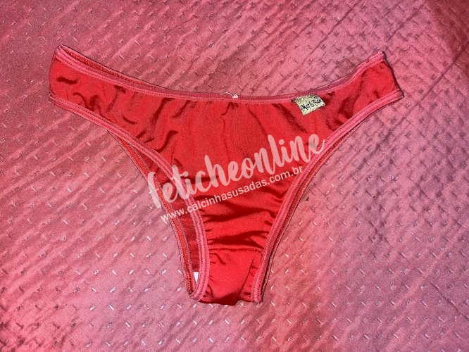 Calcinha vermelha usada com possibilidade de freada 